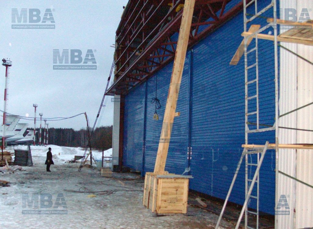 широкие рулонные ворота вертолётного ангара